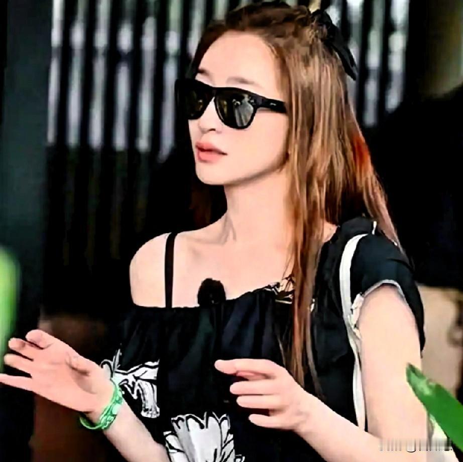 李小冉，仙女姐姐，无论怎样，依然仙仙，仍是娱乐圈里少有的'抗老样本'。