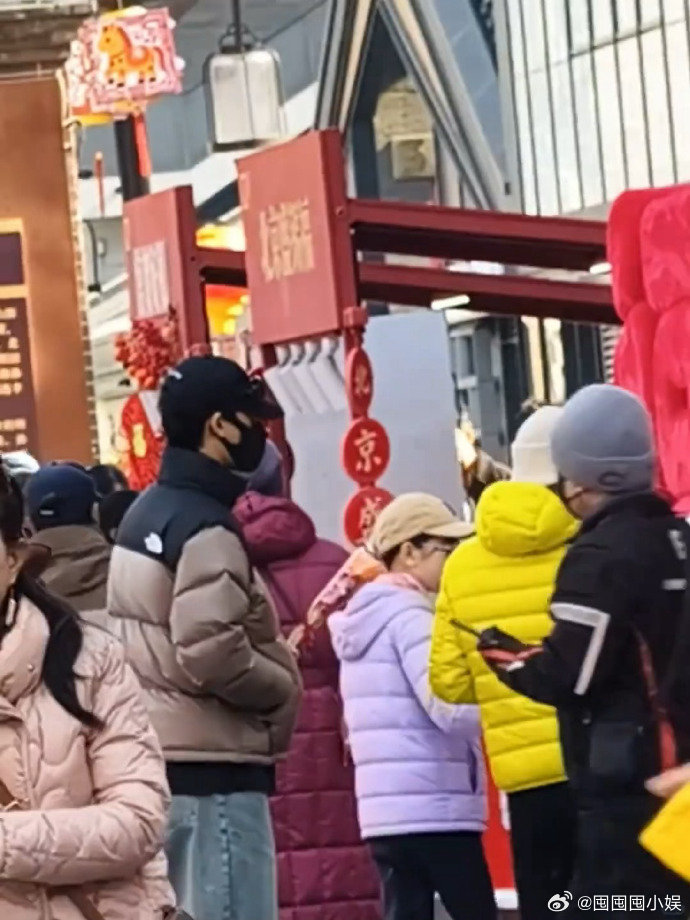 李昀锐逛集市被偶遇 李昀锐逛集市被偶遇，小林就这样高高壮壮的！ 李昀锐北京逛集市