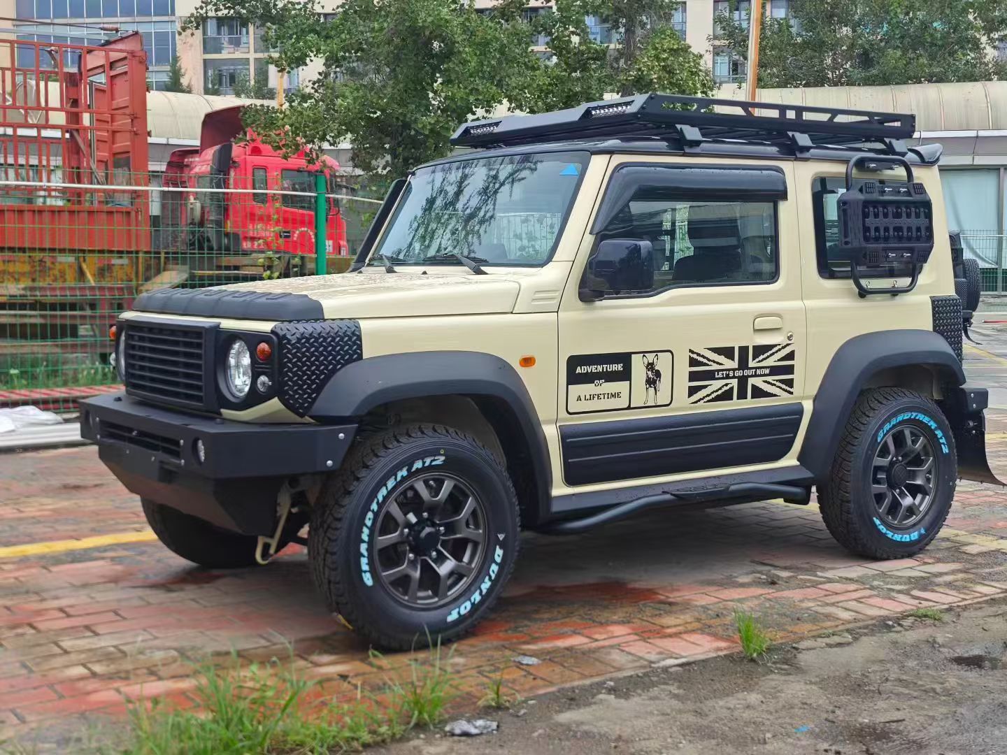 铃木吉姆尼这车子，铁盒子造型，方方正正不仔细看的人还以为是小G版本呢也正是因为尺