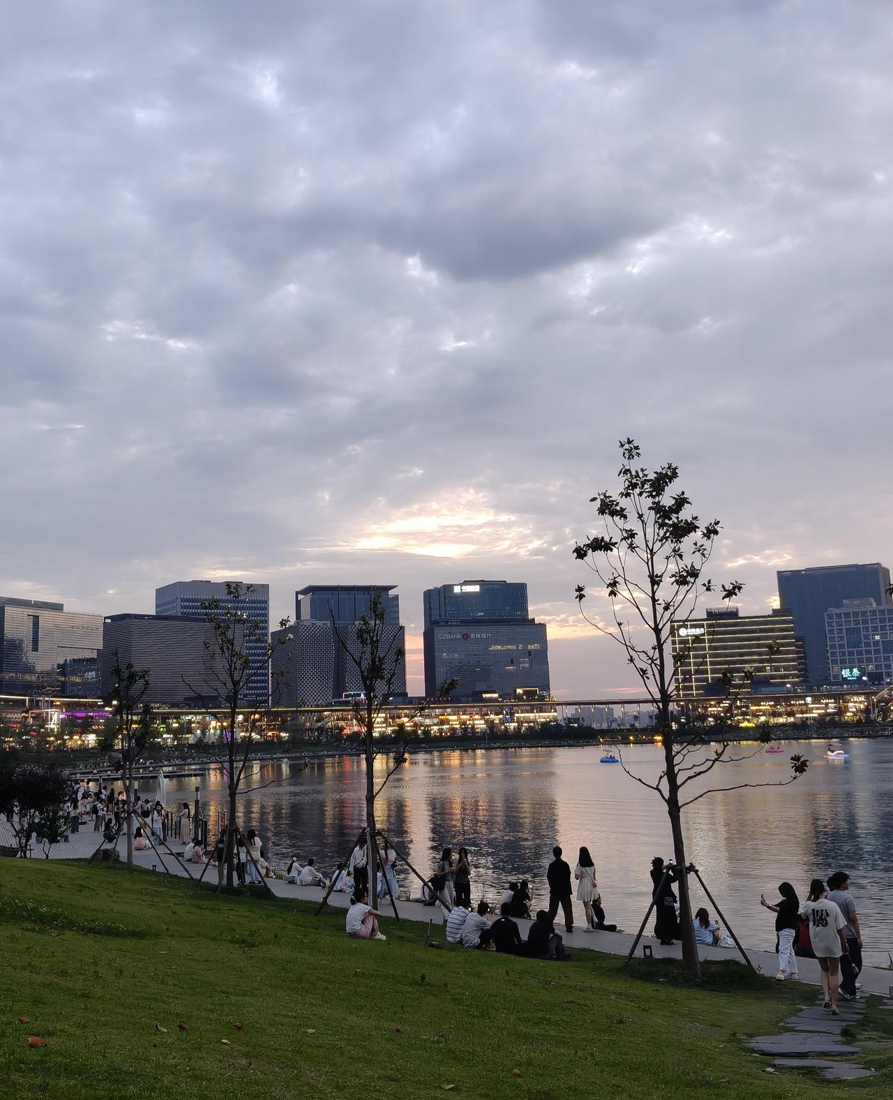 来过郑州的夏天，才算真正领教过什么叫极致酷暑。每次盛夏踏足这座城市，都忍不住感慨