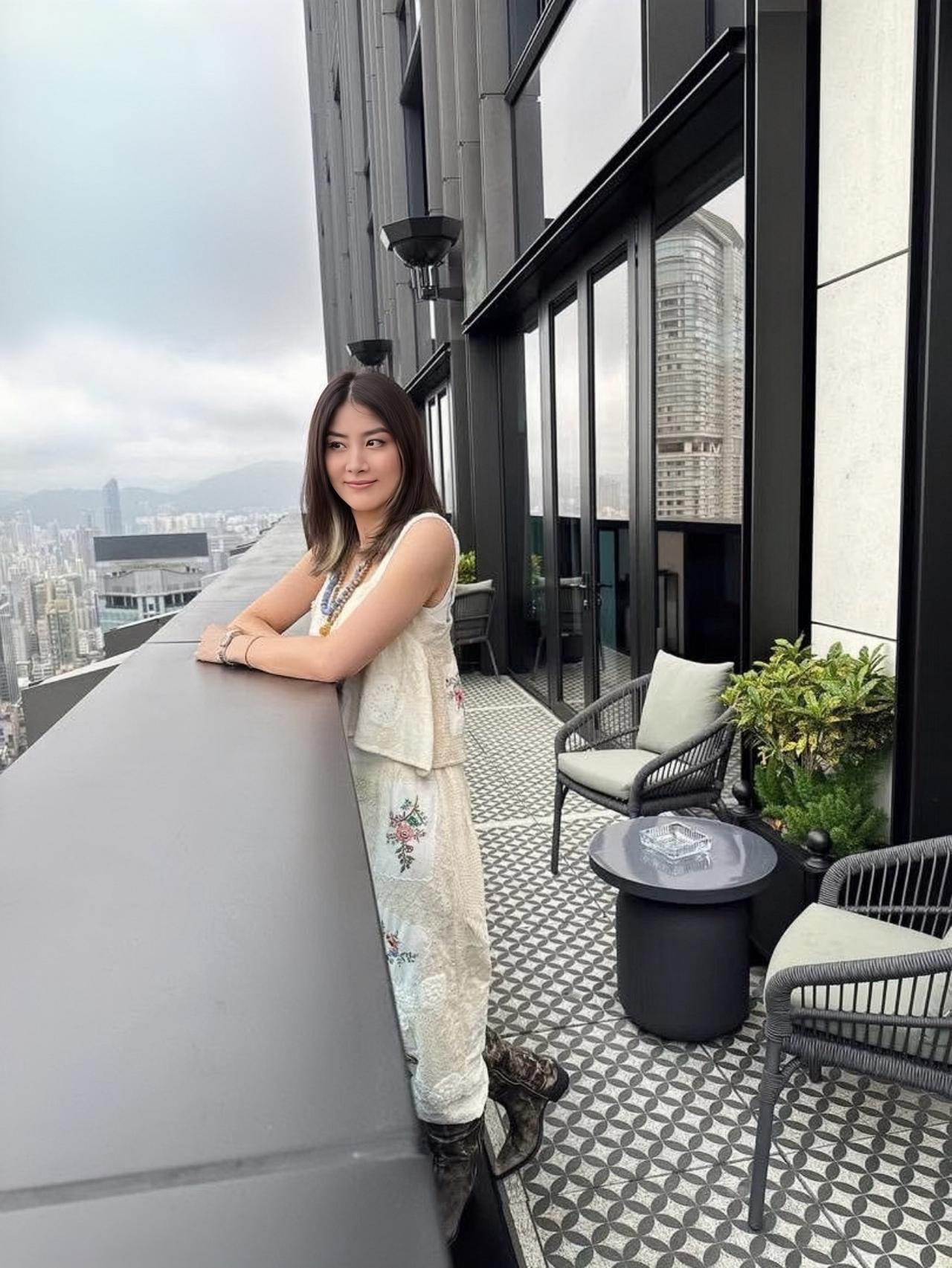 近日，陈慧琳在香港连开10场演唱会后，喝个下午茶，稍作休息，放松一下的画面。
