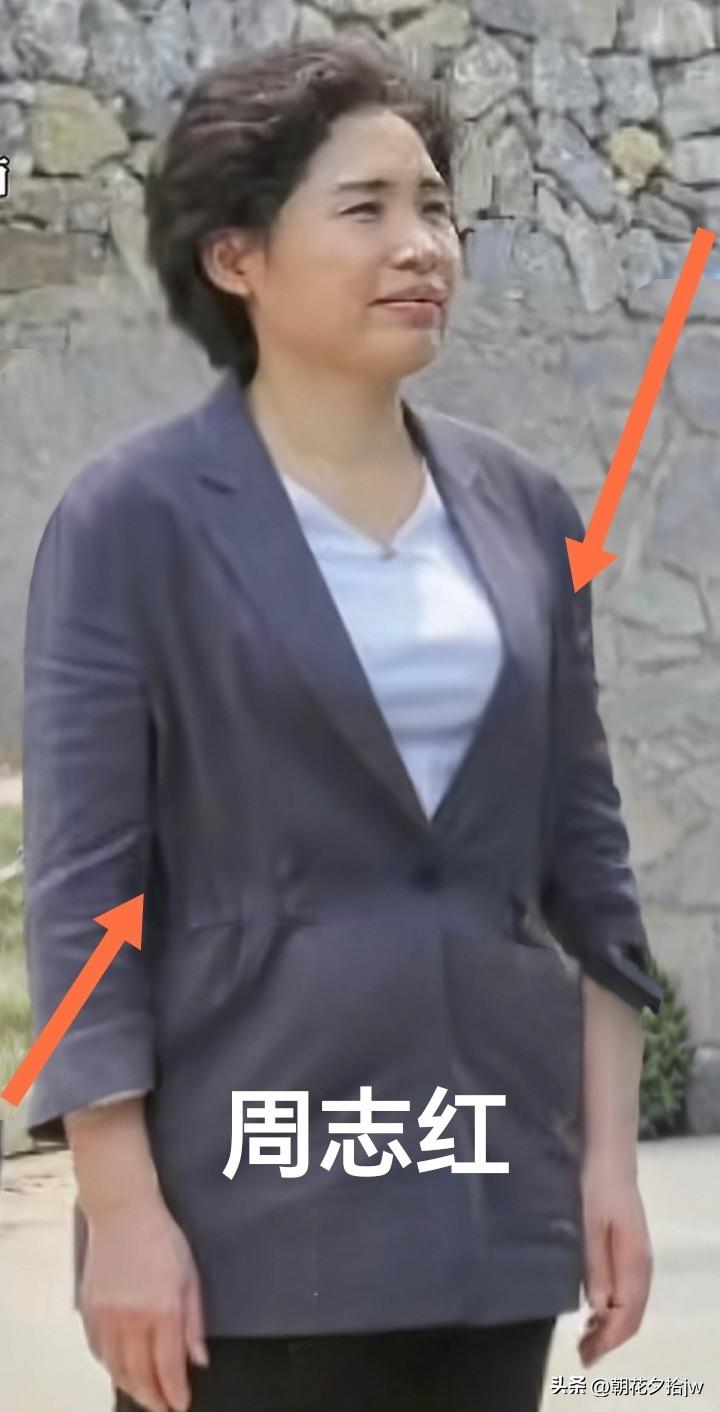 太张扬！

你以为她穿着朴素，那可是响当当的名牌。

巴宝莉！

她这件白色西装