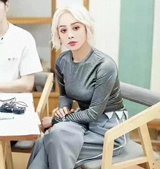 宁静保持年轻身材和状态，令人惊叹。完美展现不老传说，令人羡慕不已。 ​​​