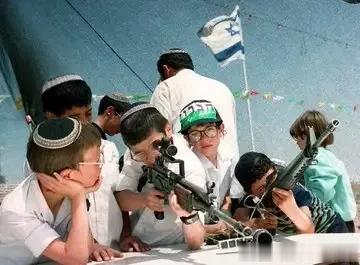 以色列说这是他们在给孩子做【国防教育】[看]而到了巴勒斯坦人这边，那就是「少年哈