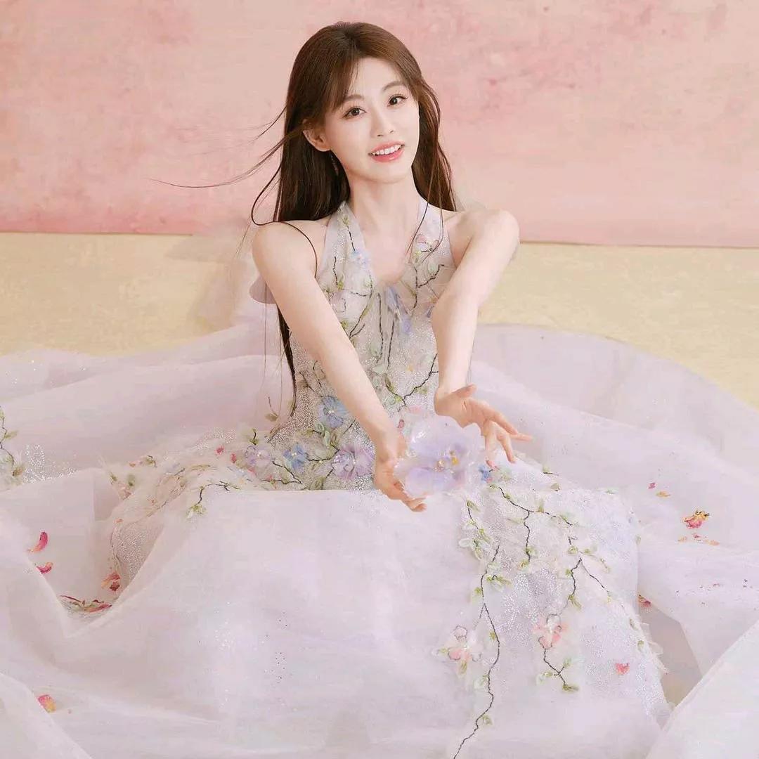 梦幻仙境，轻盈纱裙，花海中翩翩起舞🌸✨梦幻花海漫步 薄纱仙女裙 梦幻花裙 梦幻