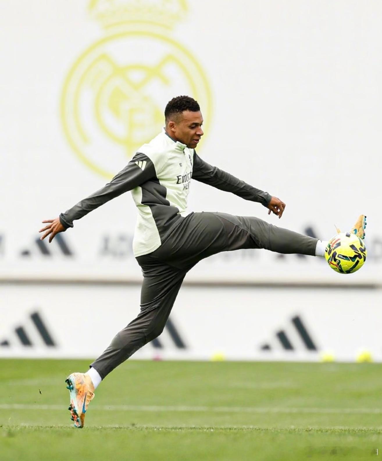 目前皇家马德里以5分优势领跑积分榜，巴萨紧随其后，想要拉开差距就需要认真对待每场