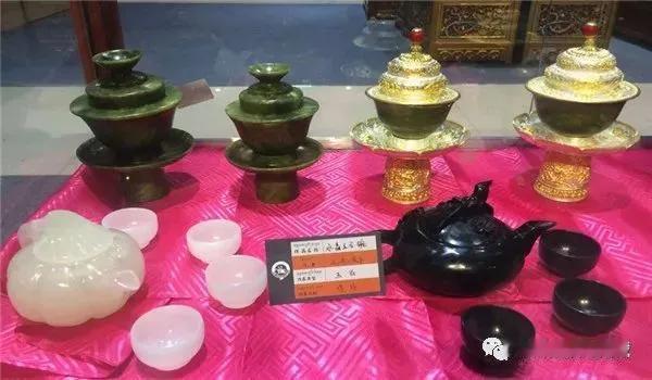 玉石经过
粗打
细磨
雕刻
可制成各式
透明
美观
耐用
风格独特的
杯
壶
盒