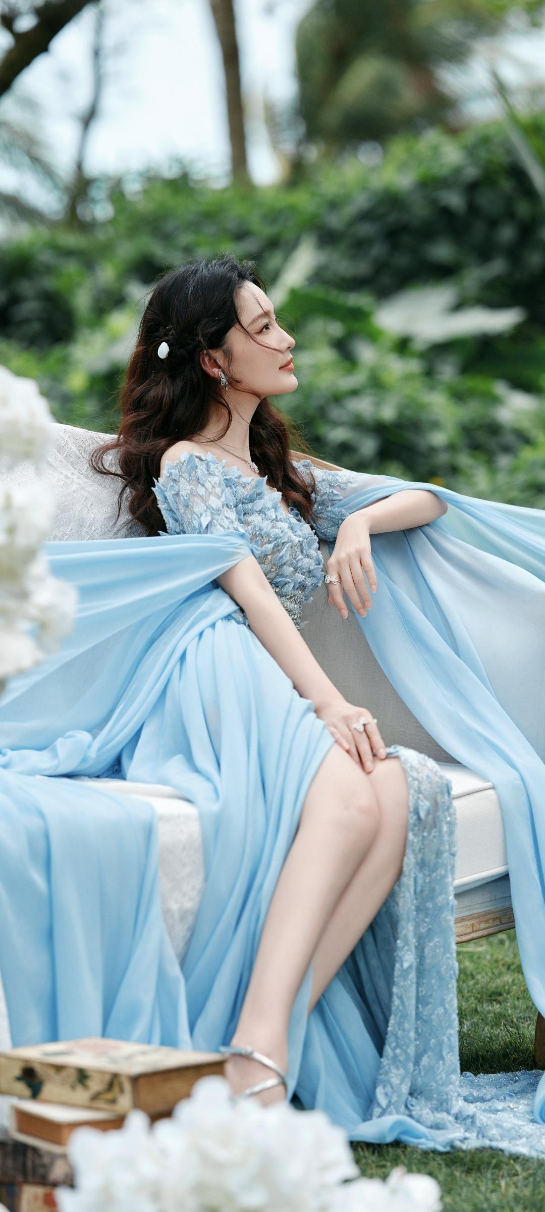 李沁蓝裙亮相ELLE，三十七岁正是熟透熟女