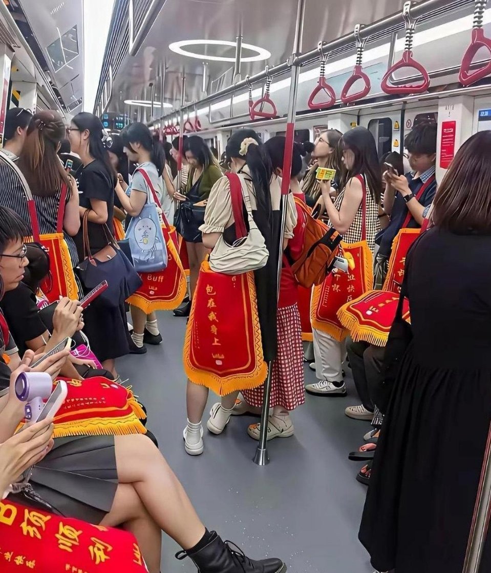 地铁上看到的一幕，这是什么情况呀？太夸张了吧 ​​​