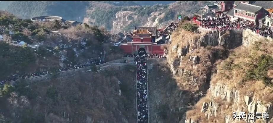 夜爬泰山28岁男子已确认遇难，家属正在等待尸检结果！

太不幸了，来自湖北的男孩