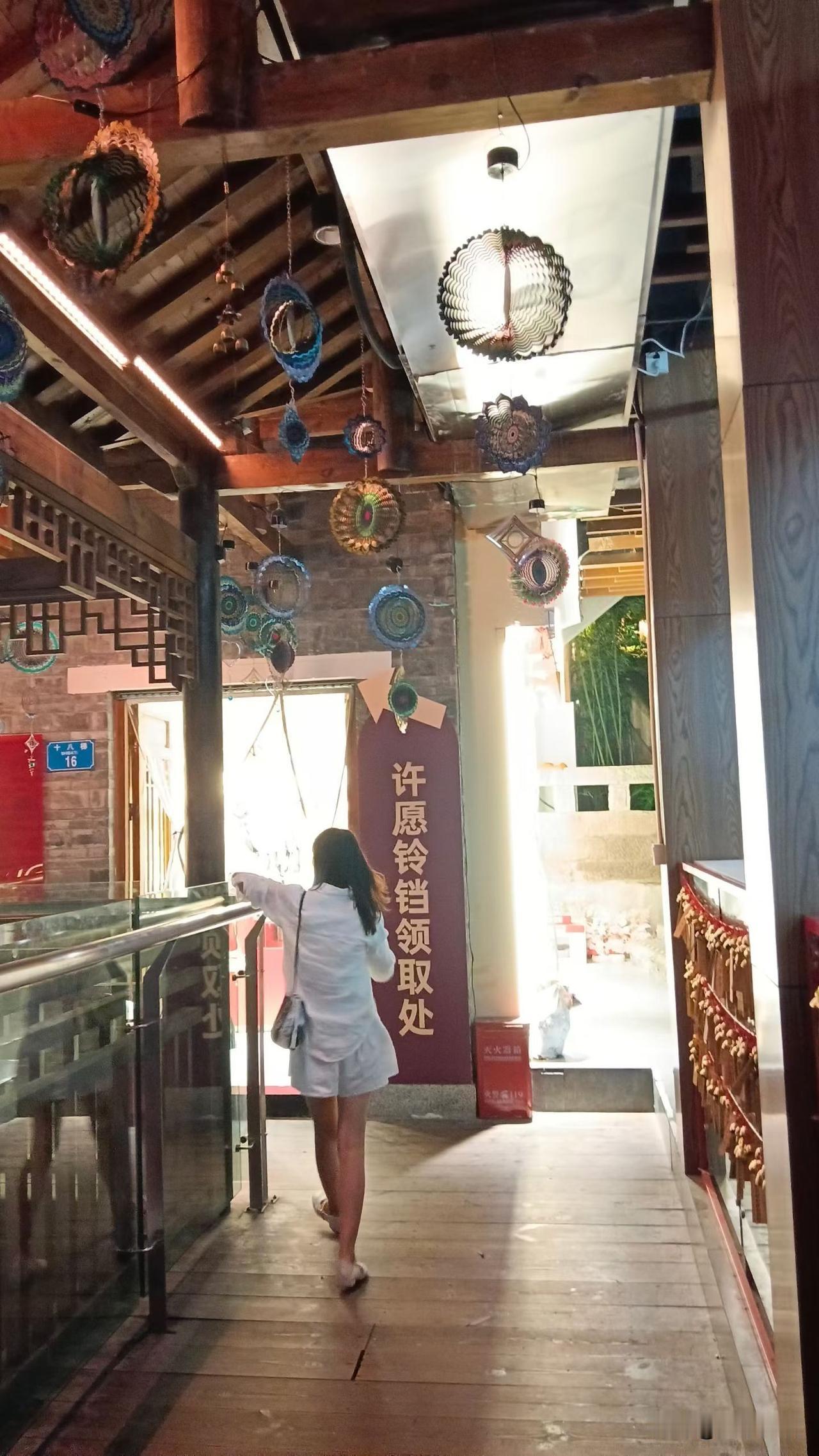 生命才过了两年，就如此多愁善感，现在想想都觉得不可思议，因为对于年过半百的现在，