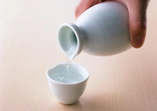 《冬夜独饮》七律
 寒宵寂寂酒盈樽，独对霜风忆旧痕。
冷月窥窗情未了，残灯照壁意