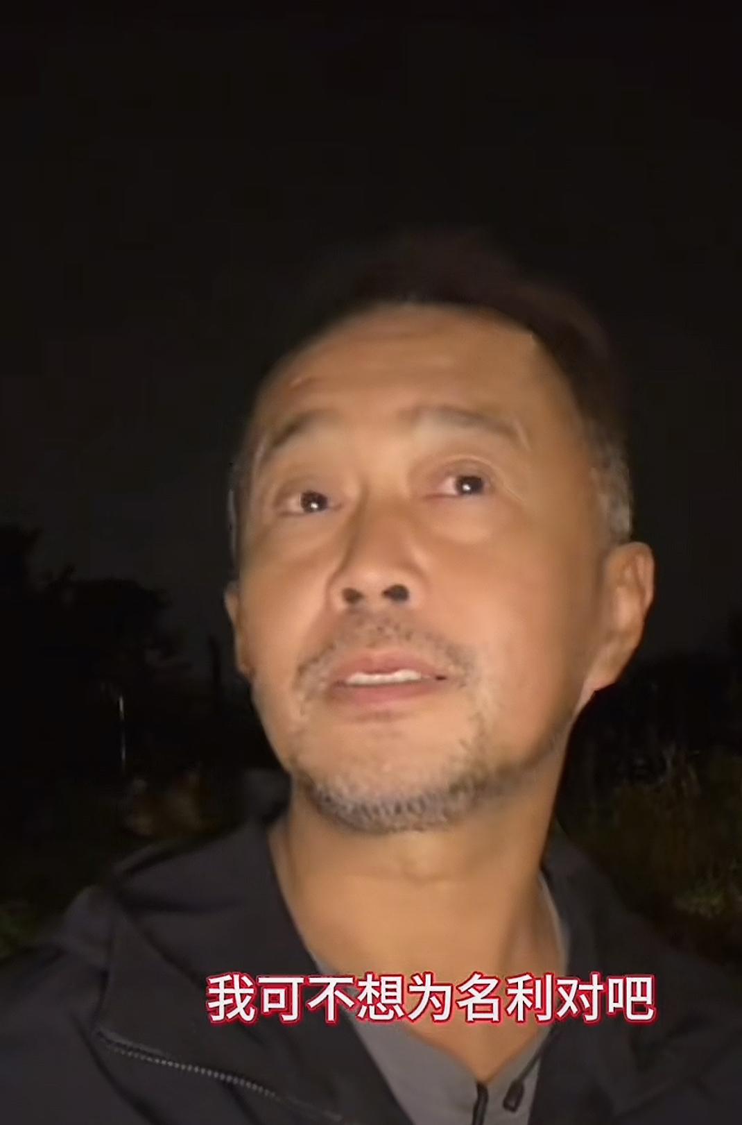 沈巍说，我这个年龄可不想为名利挤破头，一个很痛苦的事情就是：我比较适合讲的内容在