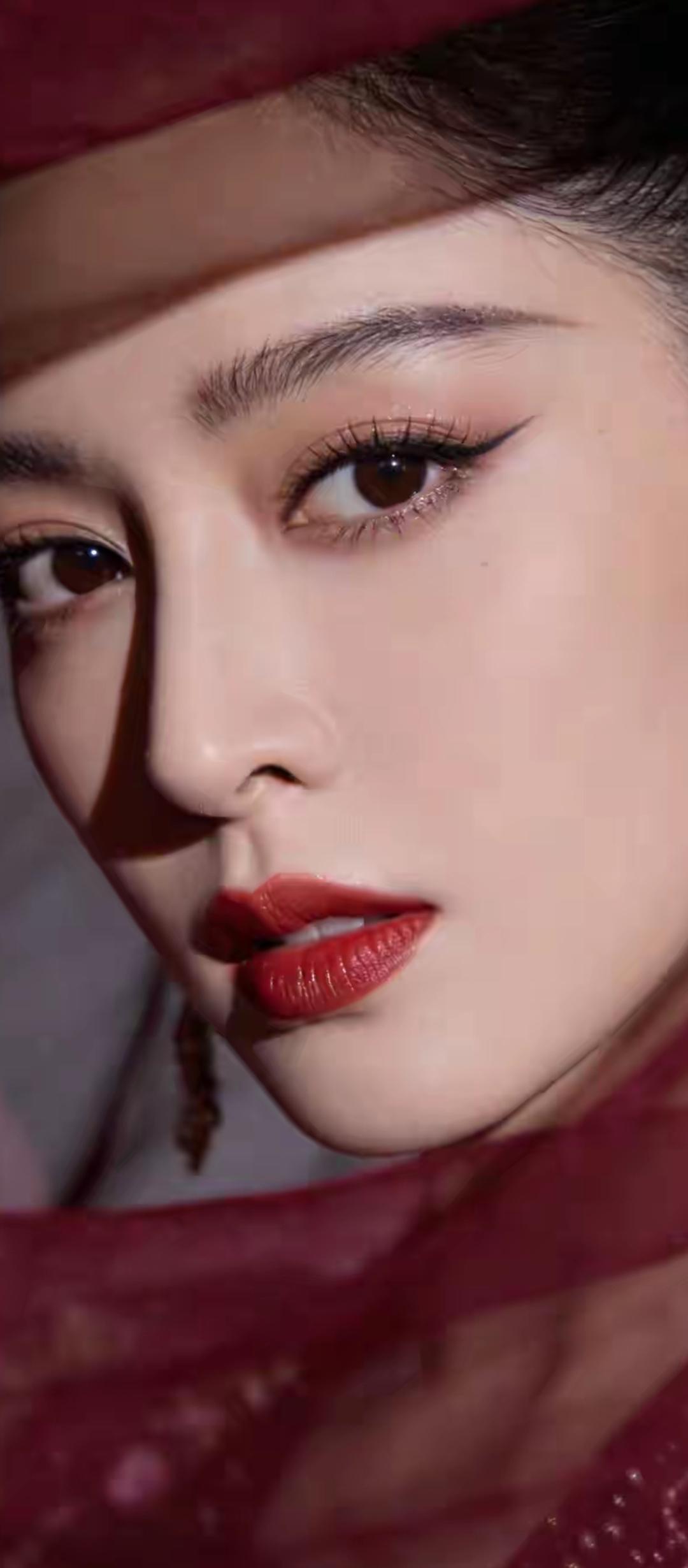 复古红唇，优雅妆容，尽显迷人魅力！