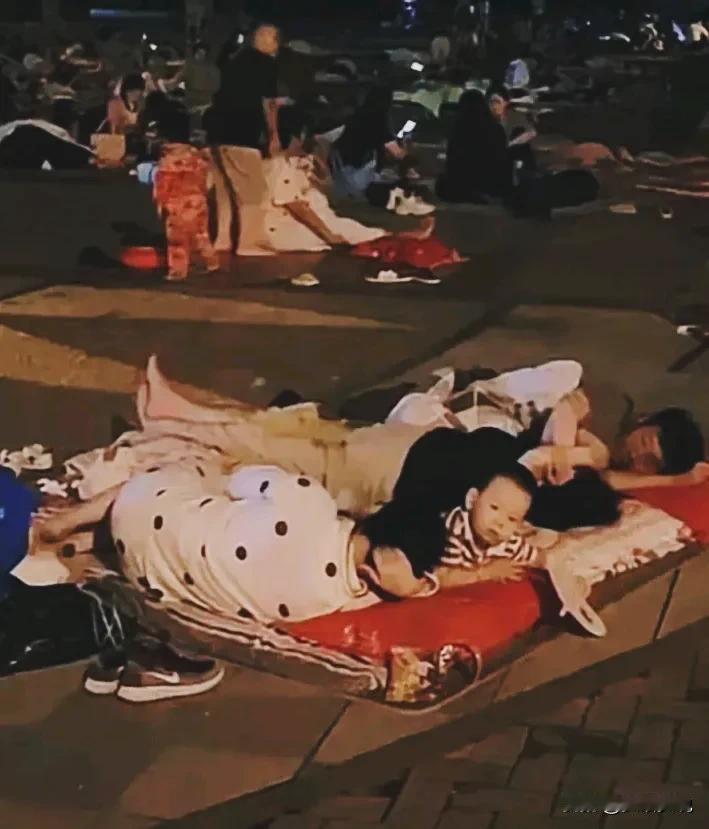有人说，这是地震？有人说，这是在露天广场露营？也有人说，这是公司在举行团建？
其