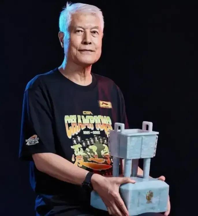 现在的CBAicon有个有趣的现象。辽宁出那么多教练不如新疆，新疆出了一个杜狂飙
