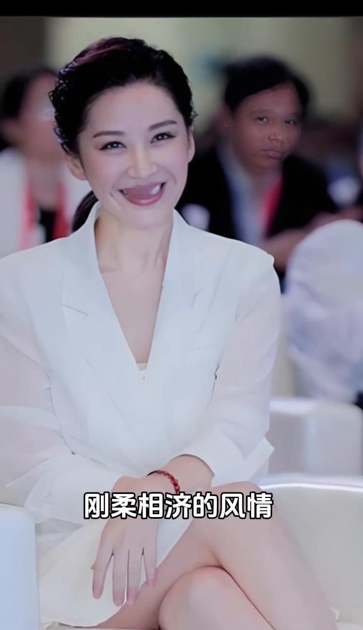 她身上有种璀璨的光华，脸庞的每一处都似精心布局，而眉宇间那份独特的刚柔相济的风情