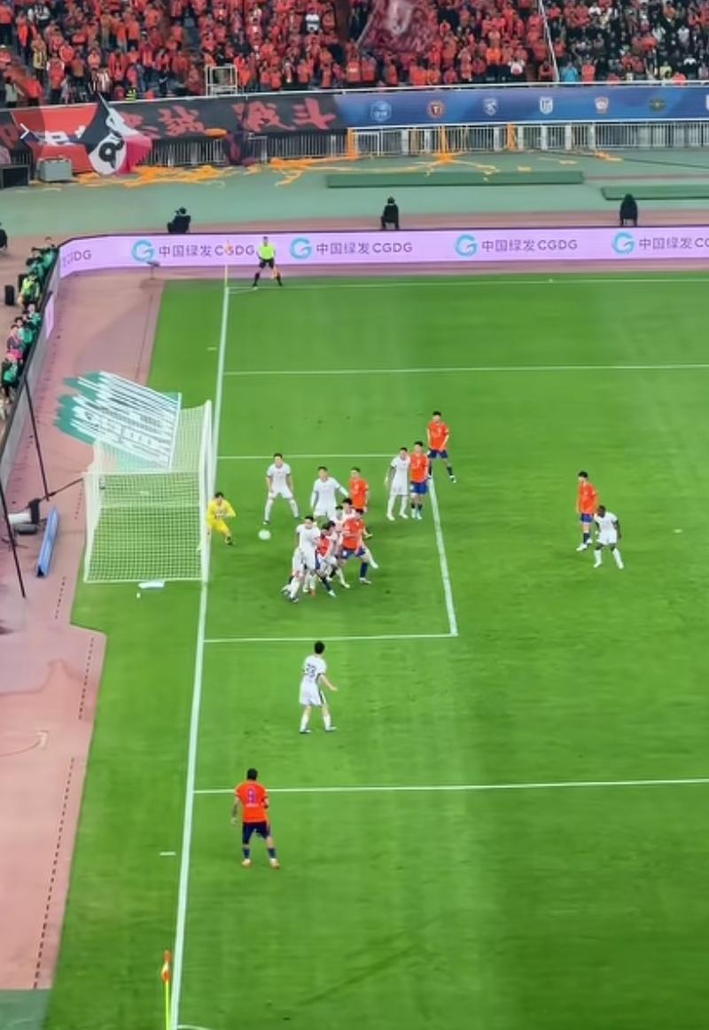 颜骏凌根本没有必要这样抱怨队友！这个球让刘若钒怎么去挡？挡不好可能就要手球了！而