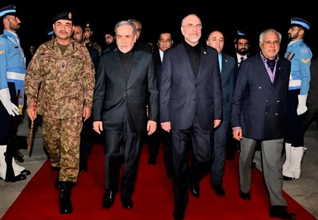 美伊停火倒计时最后几天，伊朗自己先乱了阵脚，国内强硬派拼命拆台，议长卡利巴夫直接