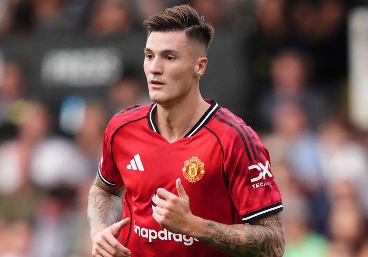 曼联9号的压力，只有穿在身上的人才懂。本杰明·舍什科加盟后的日子，算不上顺遂：1