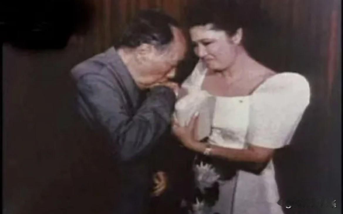 1974年9月，菲律宾总统马科斯的夫人伊梅尔达访华，毛主席在长沙会见她时，不行握
