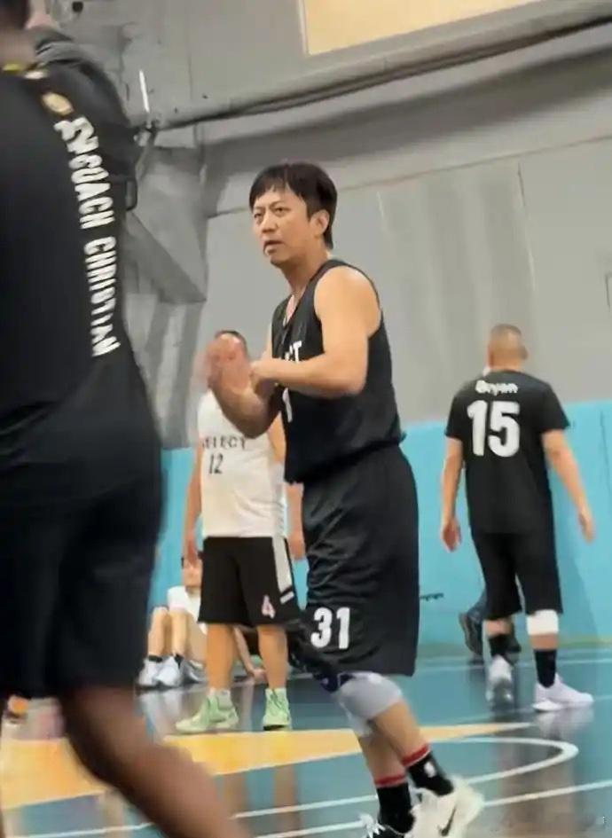 娱乐[超话]孙俪算邓超第几次拿拐杖了邓超为了打篮球又拿拐杖了 ​​​孙俪算邓超第