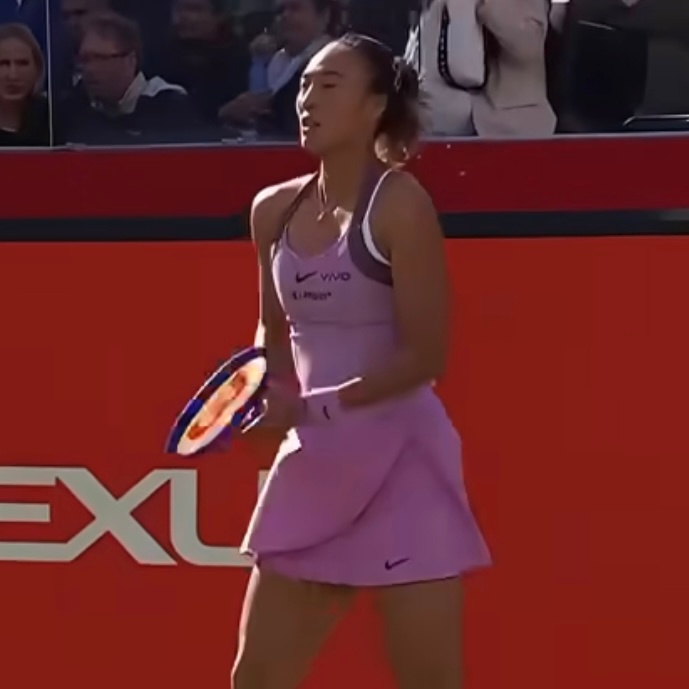 WTA500女王杯首轮，郑钦文4-6/6-7(4)不敌克里斯蒂安，去年四强保分失