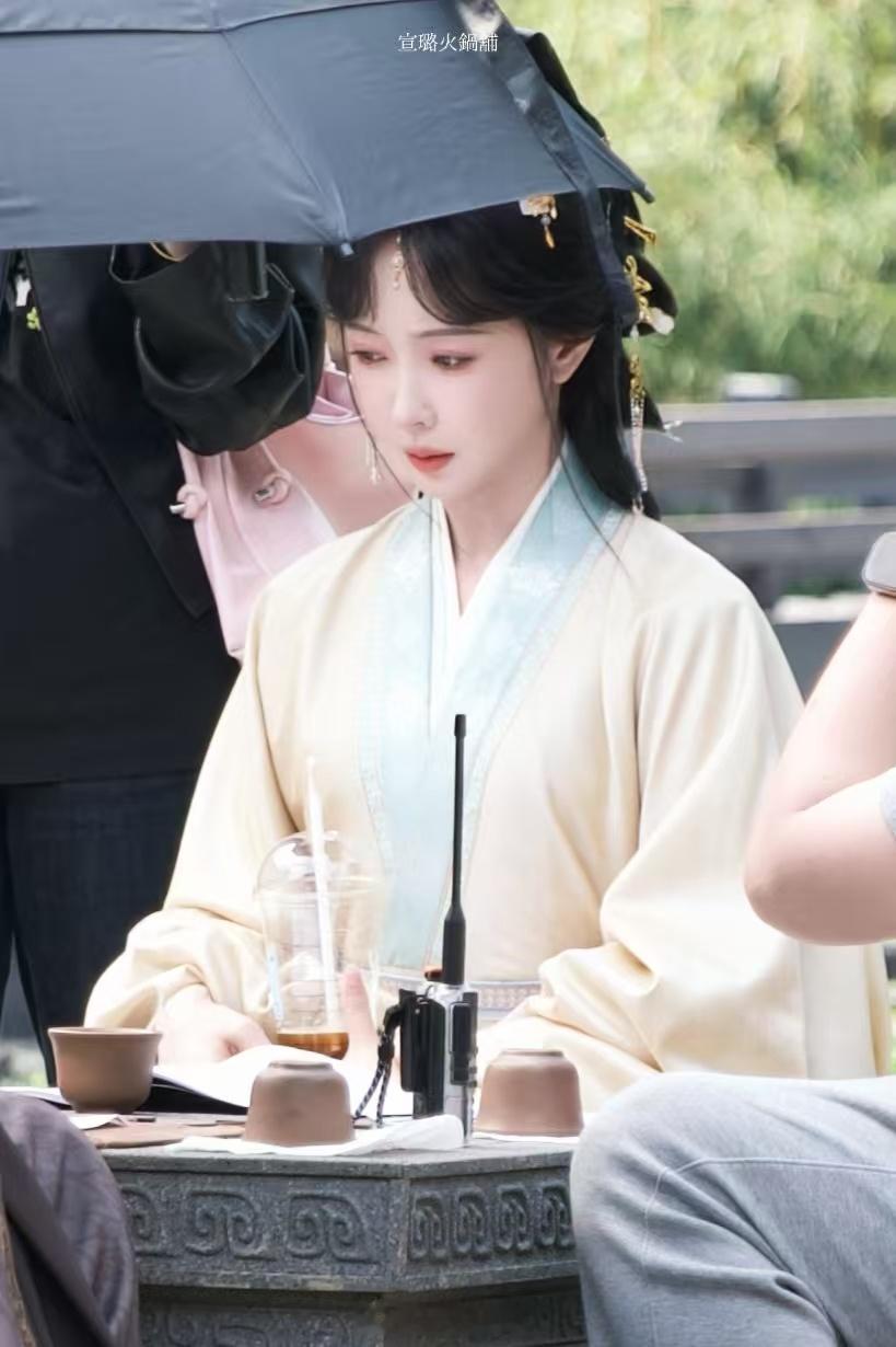 宣璐归良辰黄衣妆造宣璐真的把古装焊在身上了吧！《归良辰》黄衣上班路透状态绝佳，气