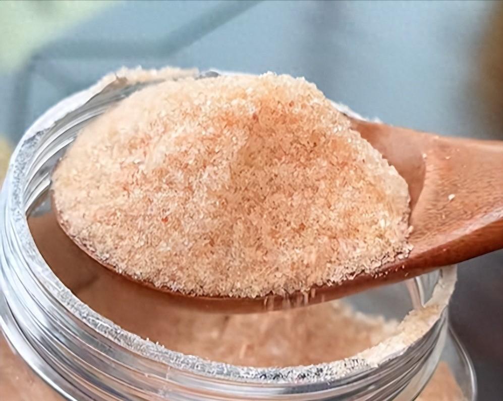 玫瑰盐来自喜马拉雅山脉，主要产自巴基斯坦，在喜马拉雅山脉还是海的时候就有了，那时