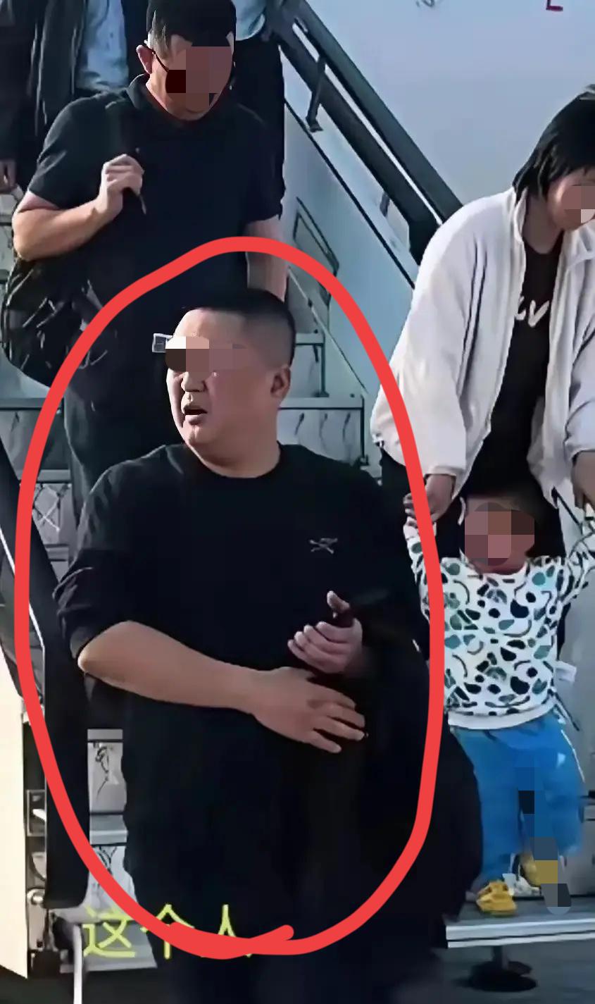 果然面相不骗人，
我婆婆刷到东航空姐下跪的新闻，
看到乘客欧某的照片时，差点没把