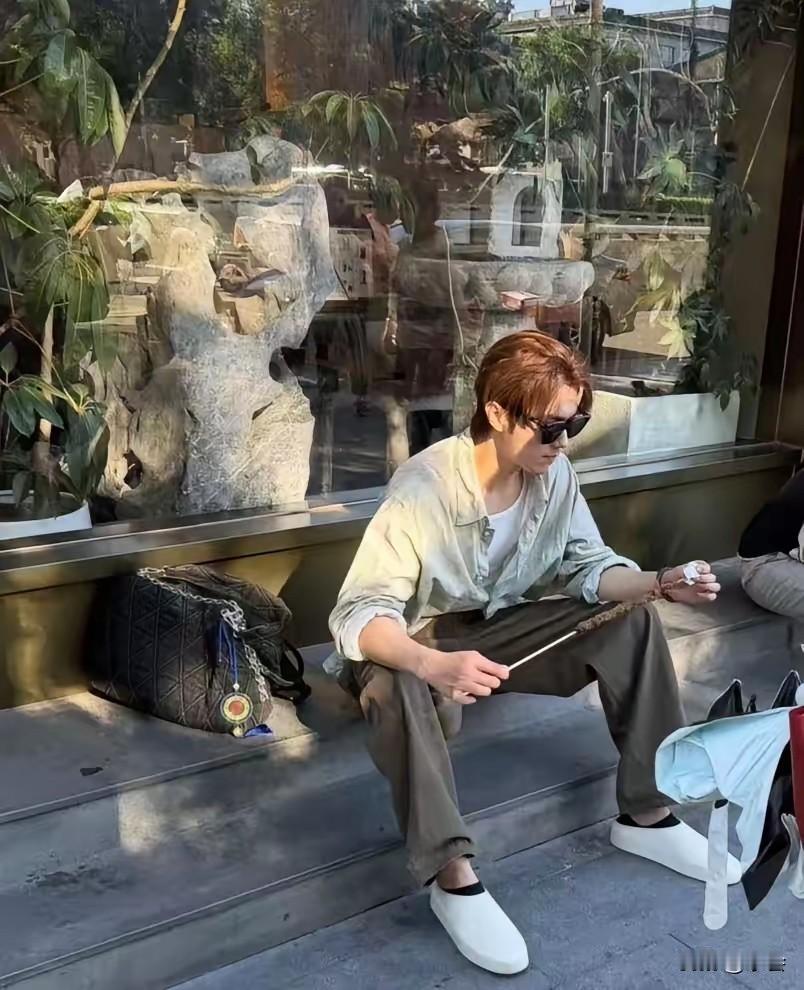 今日份的惊喜掉落！在故宫竟然偶遇到许凯！本人真的是行走的衣架子，打扮得休闲又时髦