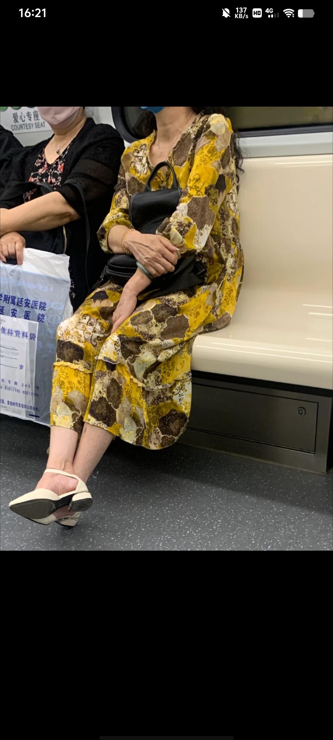 你敢相信？这是60岁人的穿着打扮吗？太时尚了吧！
