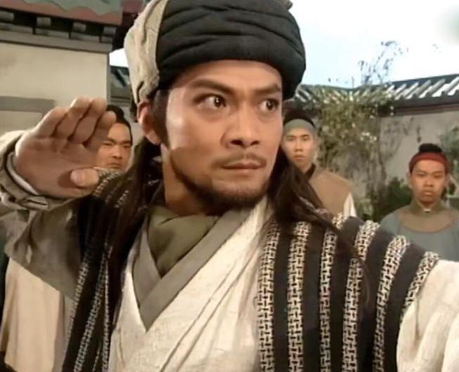 荧幕上三个乔峰都挺深入人心：
黄日华版自带音响；
胡军版自带鼓风机；
钟汉良版自