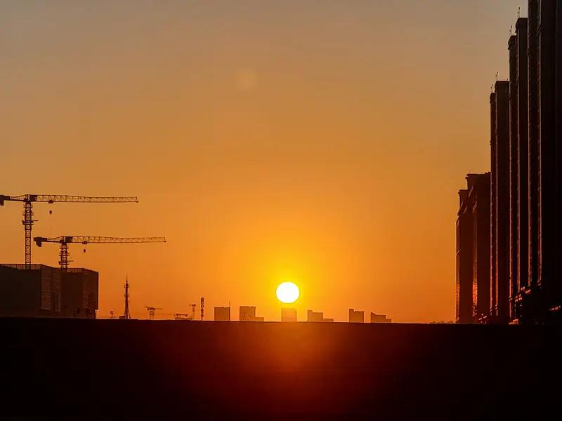 在这个瞬息万变的时代，梦想仿若晨曦中的露珠，晶莹透亮，却又极易消散。有人沉醉于空