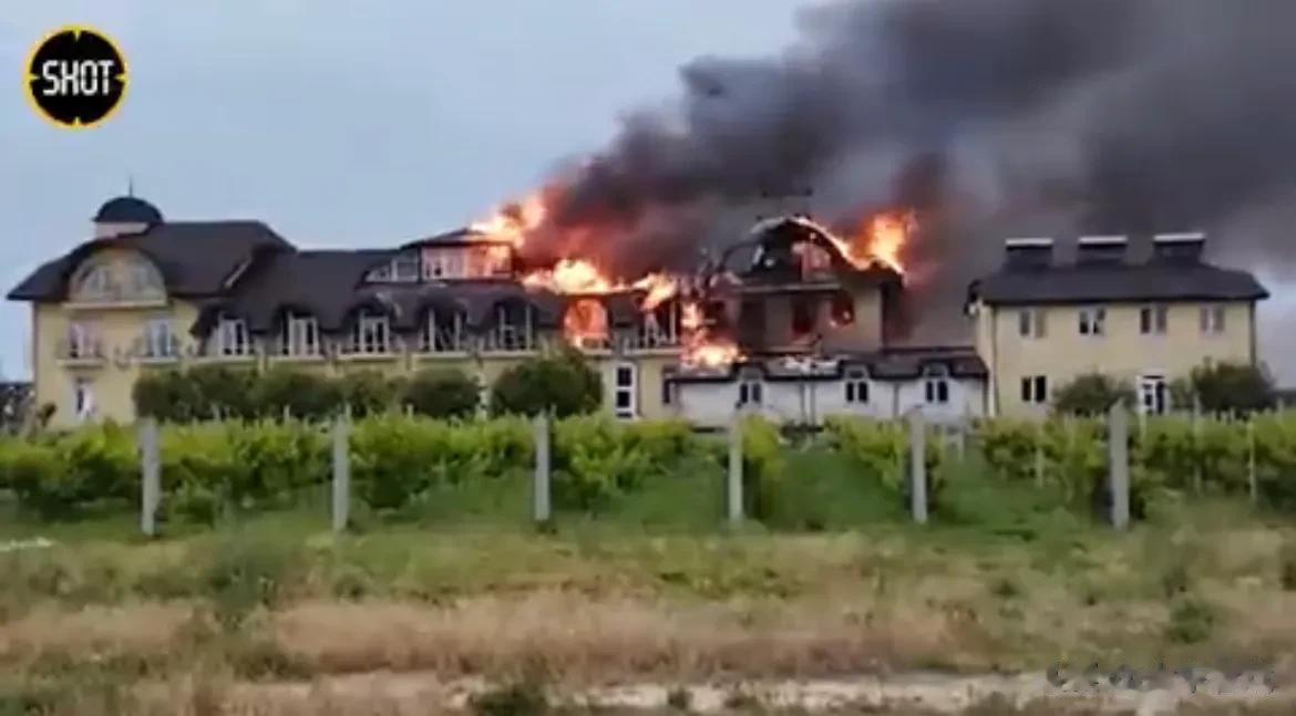 乌克兰军队昨天袭击驻扎在赫尔松地区的俄罗斯士兵兵营，约有 83 名俄罗斯士兵在这