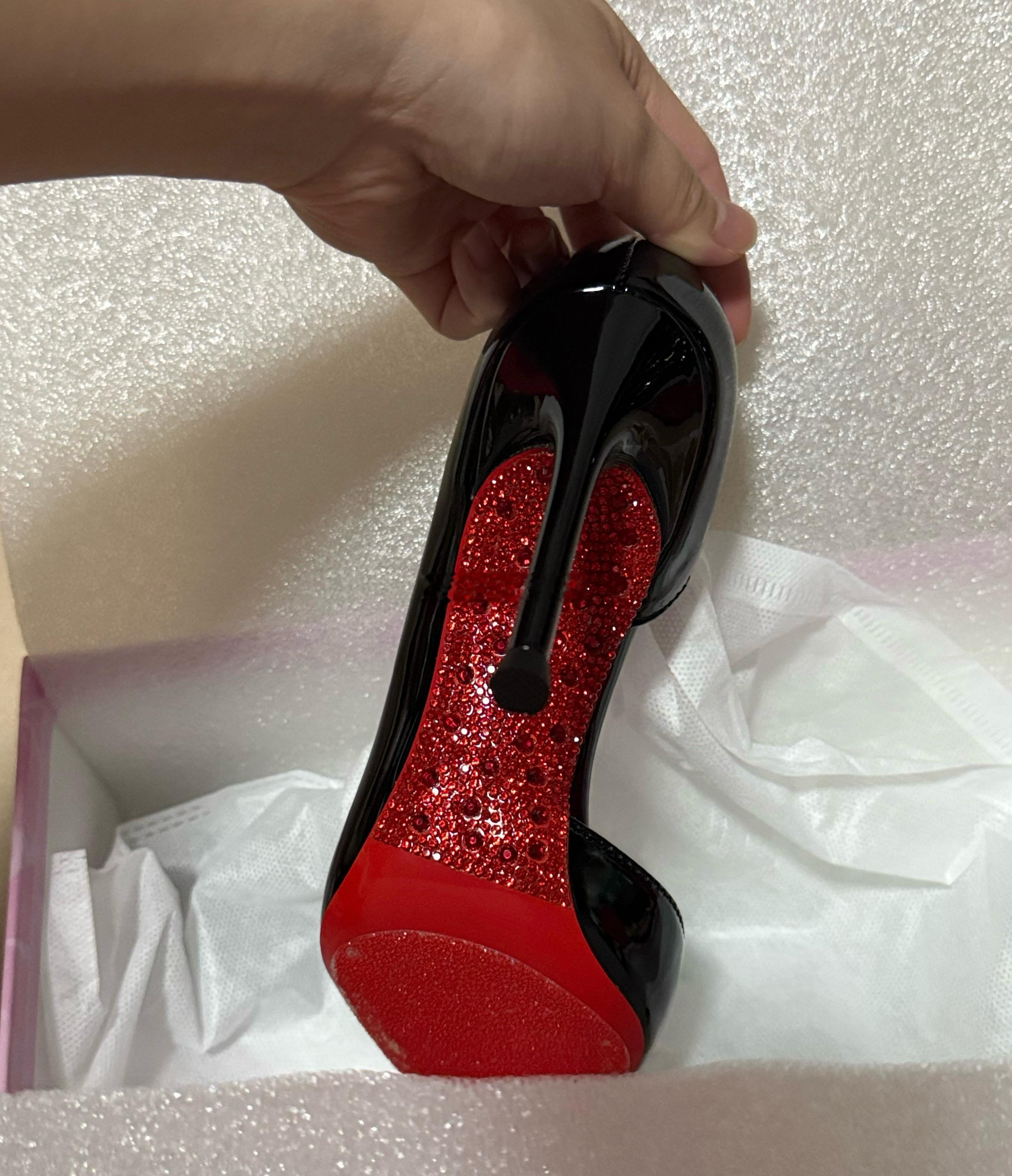 给你们看看我的红底高跟 