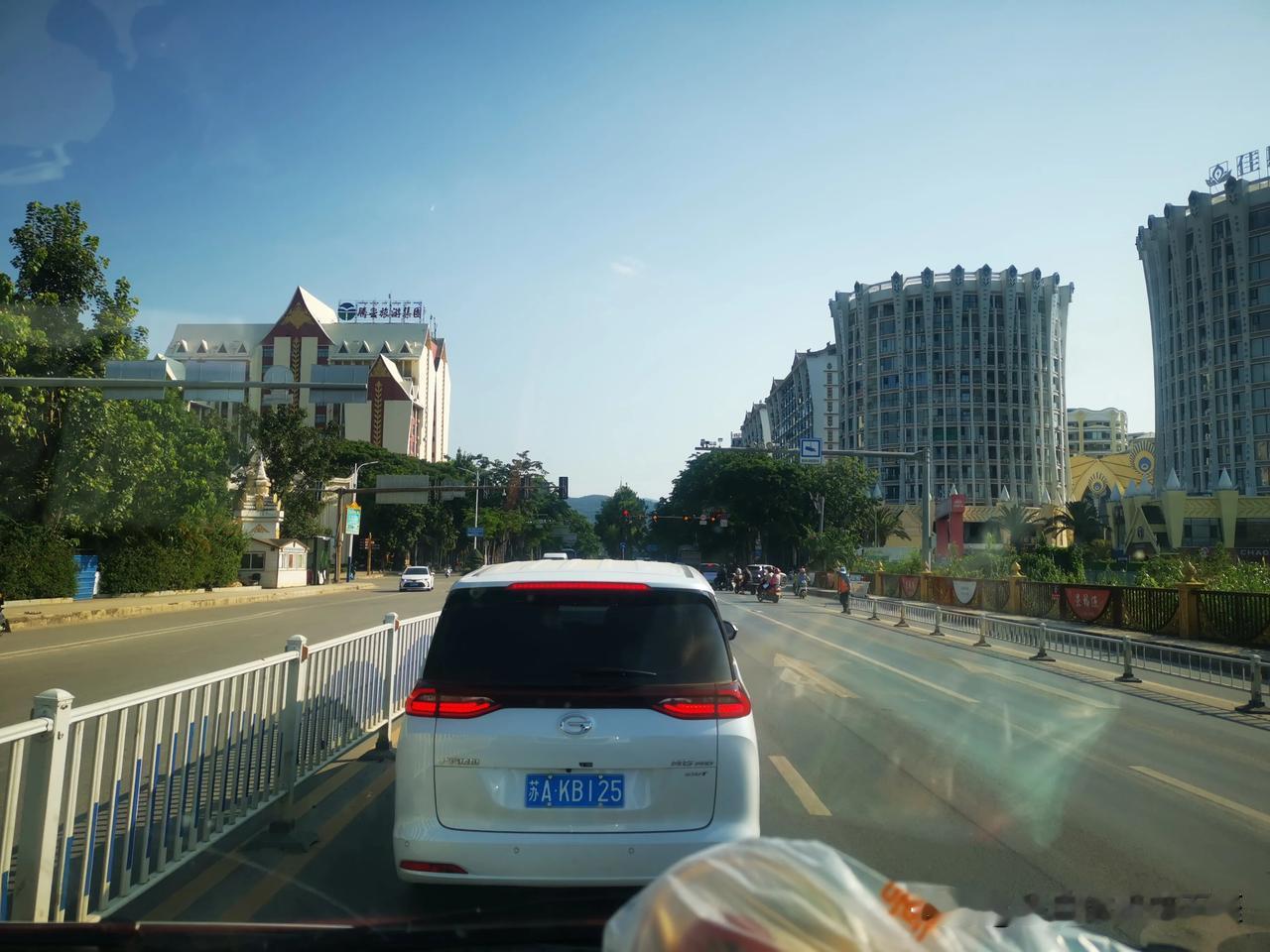 酝酿了一年多的旅游今天终于成行！

云南，我来了

西双版纳，我到了！

到处阳