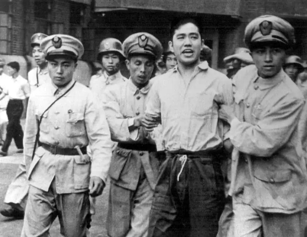 1948年9月30日上海，24岁的王孝和被押往刑场。照片中被国民党军警反绑双手，