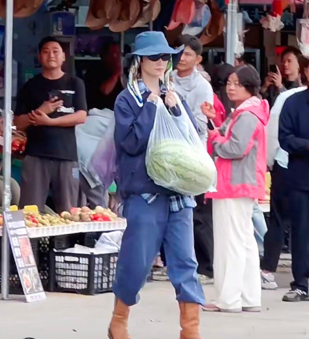 李宇春你的雷霆大瓜来了 李宇春雷霆大包后又出现了雷霆大瓜 雷霆宇宙上新啦！李宇春