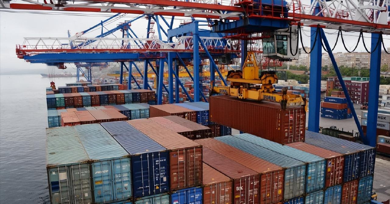 俄中贸易额下降近10%，中国汽车对俄罗斯出口下降55%。
 
日前，俄罗斯驻华大