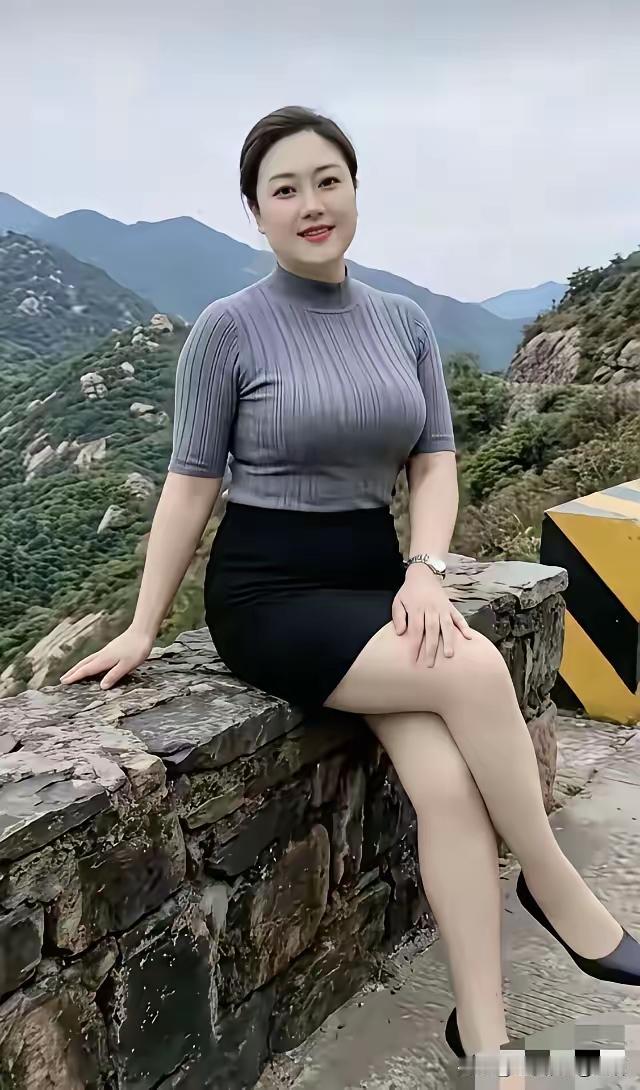 捣练子·归怀
辞故里，闯天涯，
万里风霜为养家。
老去归来山水伴，
清茶一盏慰年