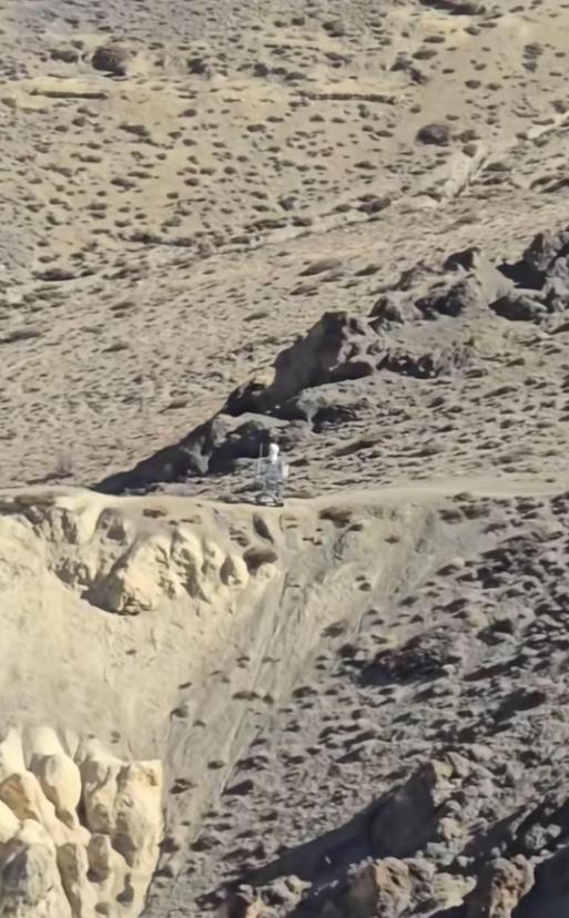 印度人还在傻笑，在中印边境，解放军居然用用机器人站岗，简直是无知者无畏！
 
麻