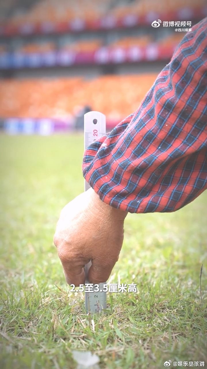 川超赛场背后的无名英雄 🚽厕所保洁人员增加清扫频次，保持厕所干净卫生，为观众提