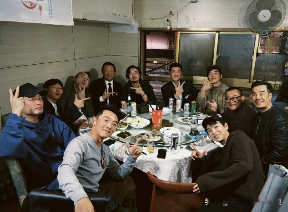 这应该是上戏如今最拿得出手的一批学生了吧。

除了金世佳旁边的老头，有点陌生外，