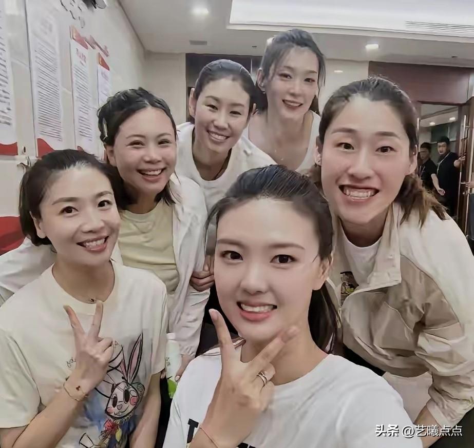 电影有《五朵金花》，中国女排有“六朵金花”，她们颜值球技俱佳，这“六朵金花”都有