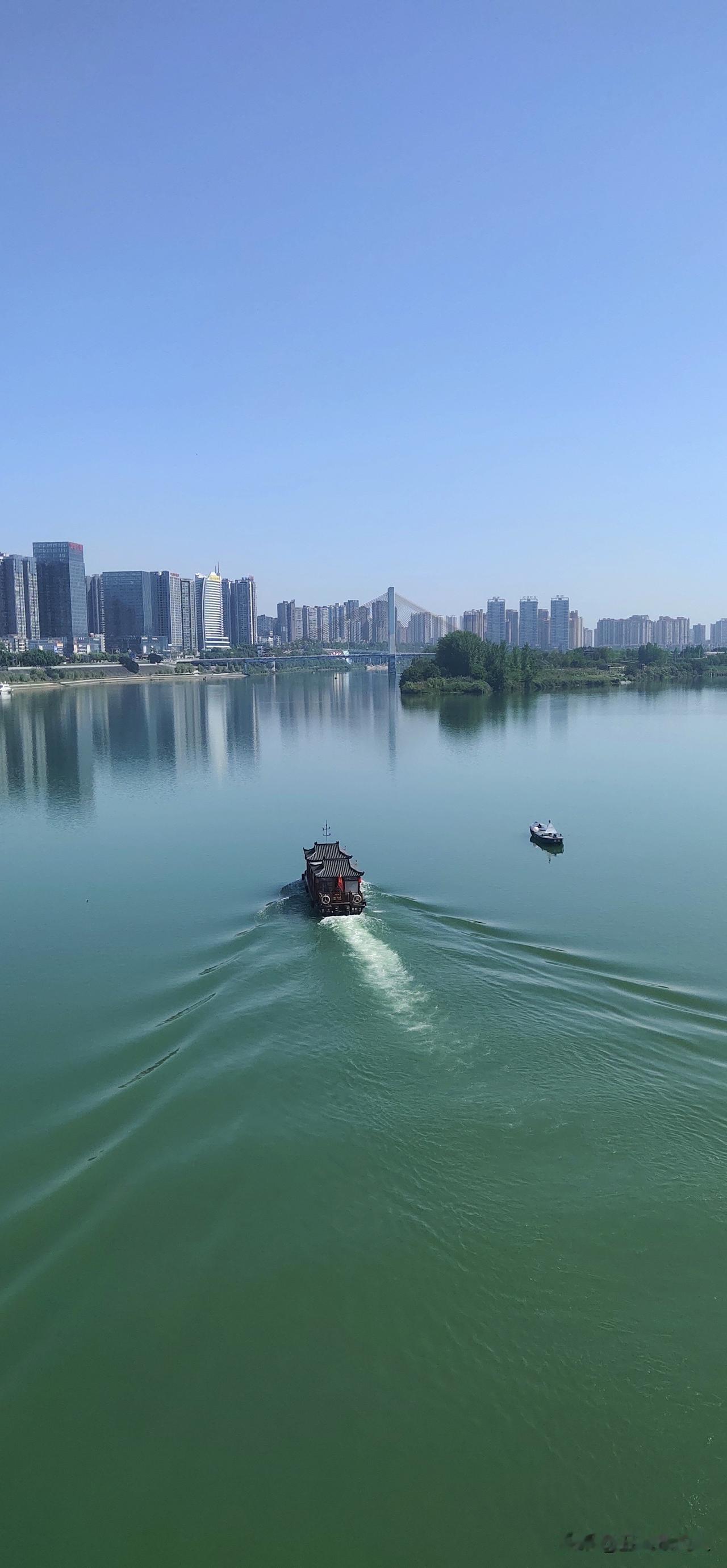 野钓到底要不要加药，这事儿争议挺大。我觉得吧，加药没必要。野钓的乐趣就在于享受自