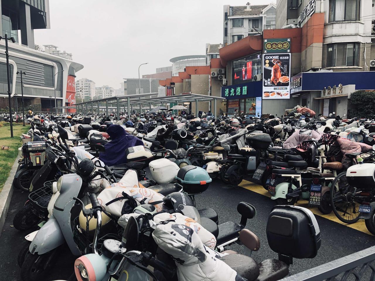 上海莘庄地铁上盖俨然成了电瓶车的王国。这个就是社会发展水平的真实写照。因为地铁站