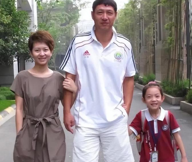 2002年，黎兵净身出户。成都银都花园的房子，归了空姐前妻。协议签完，他留下钥匙