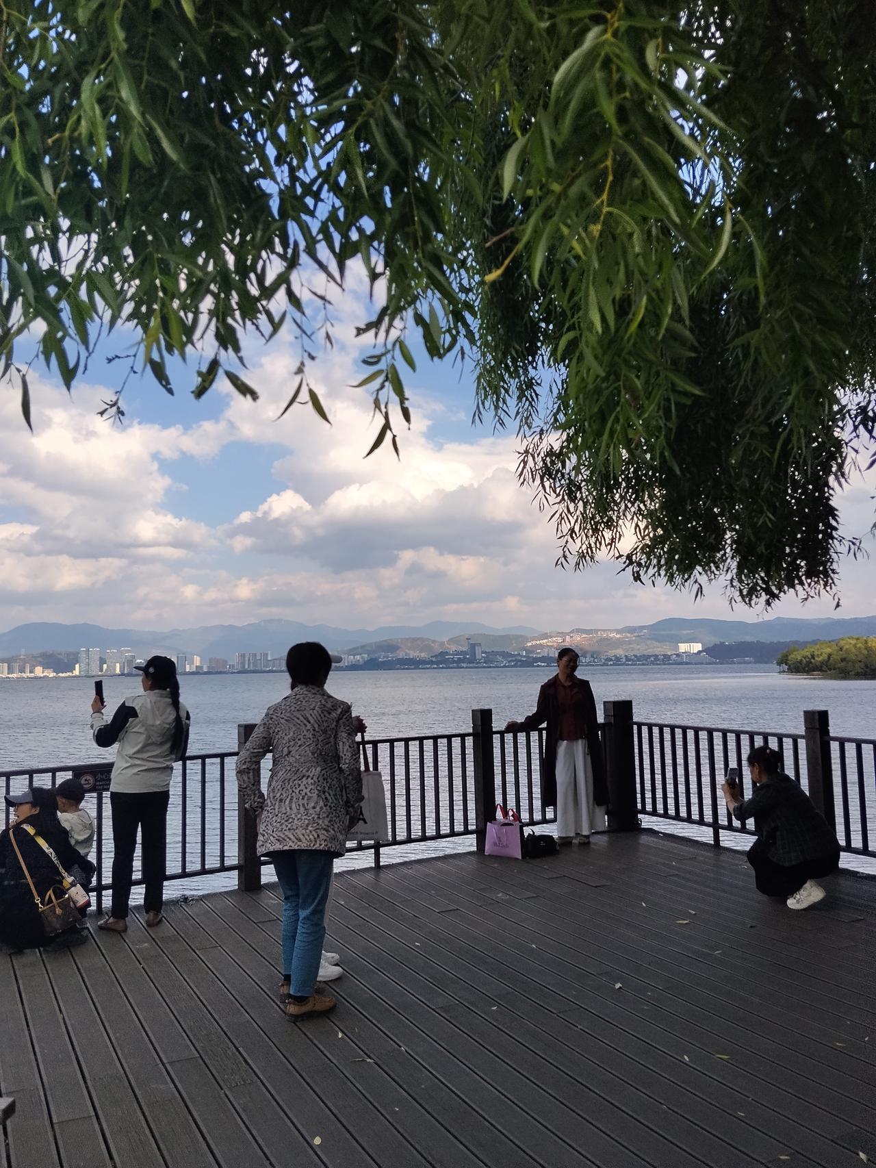 周末的日子平且淡，可幸在我喜欢，在热爱里很慢，却很踏实……
周末快乐 平淡是真 