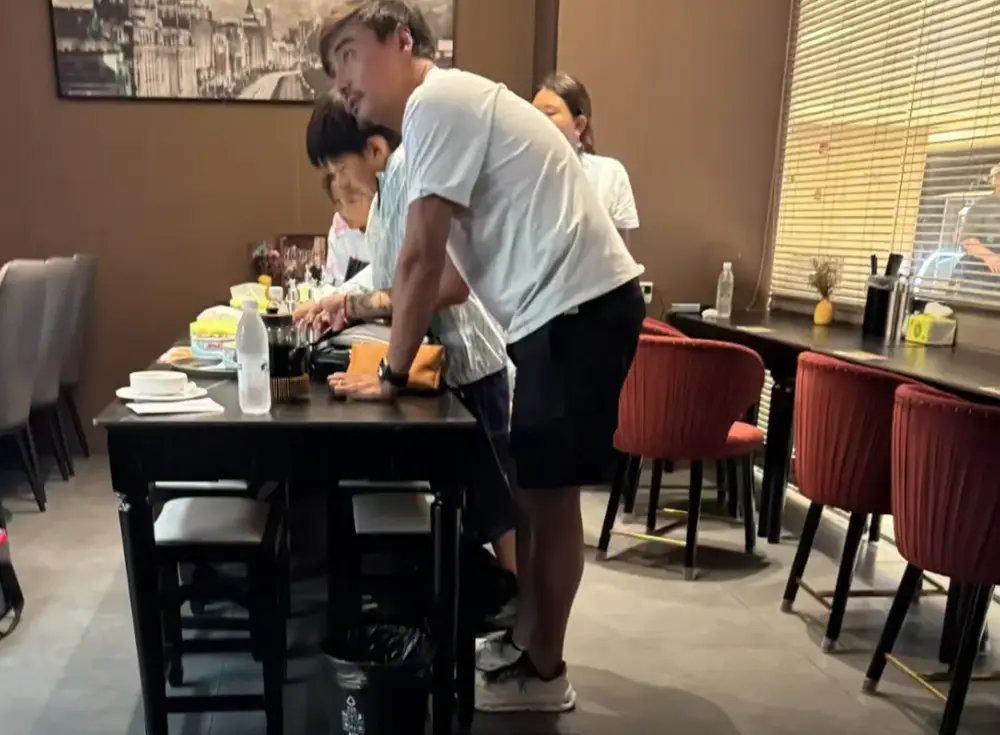何洁一家吃大闸蟹，宝妹比哥哥还高，刁磊将三孩子养的真好！ ​​​